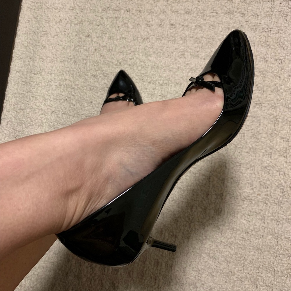Gucci black patent leather kitten heels sz6